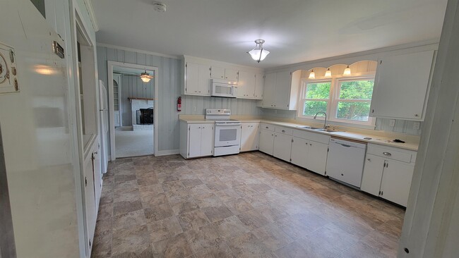 Building Photo - 103 Roberts Dr