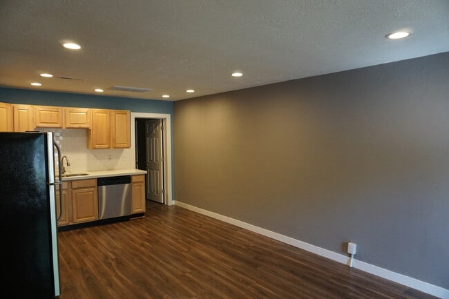 Building Photo - 900 S 300 E