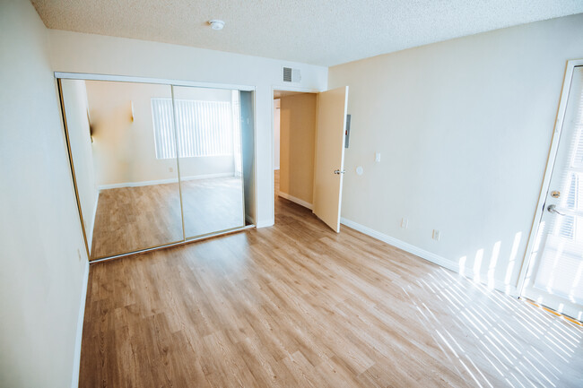 Building Photo - 2750 Riverside Dr