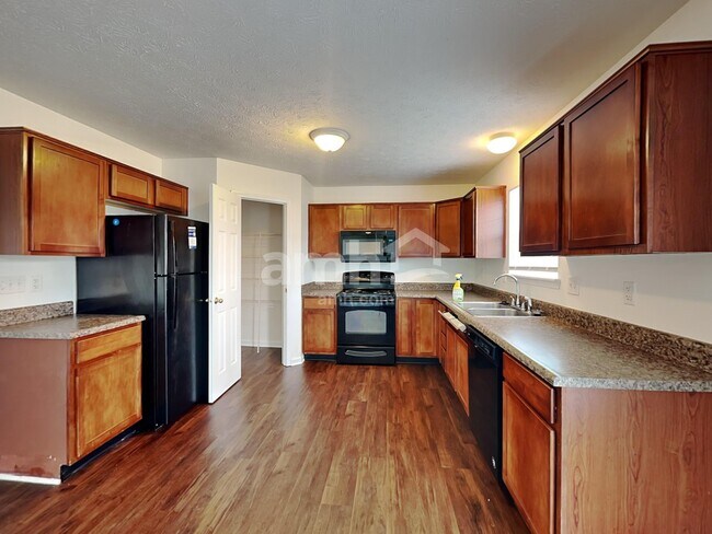 Building Photo - 6154 N Woodhaven Dr