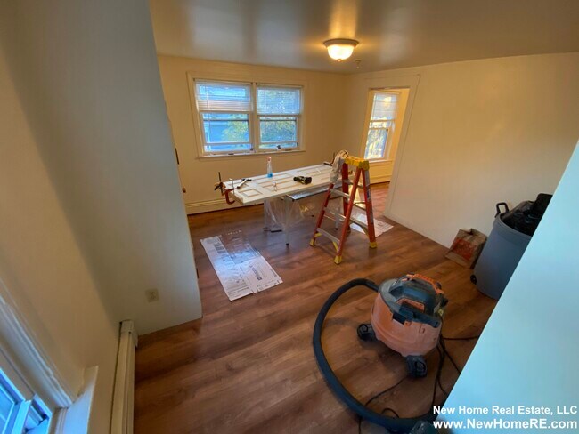 Building Photo - 27 Howe St