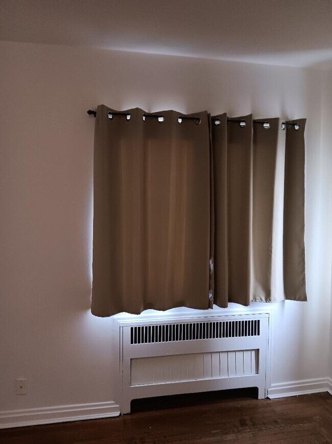 Cortinas para la ventana n.° 2 de la sala de estar - 4525 Roth Ave