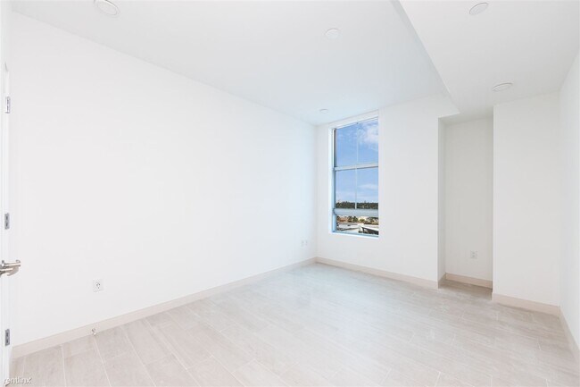 Foto del edificio - 1 br, 1 bath Condo - 255 E Pecan St /1Bath