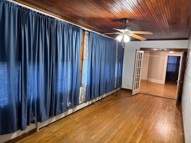 Foto del edificio - 96 E Broadway