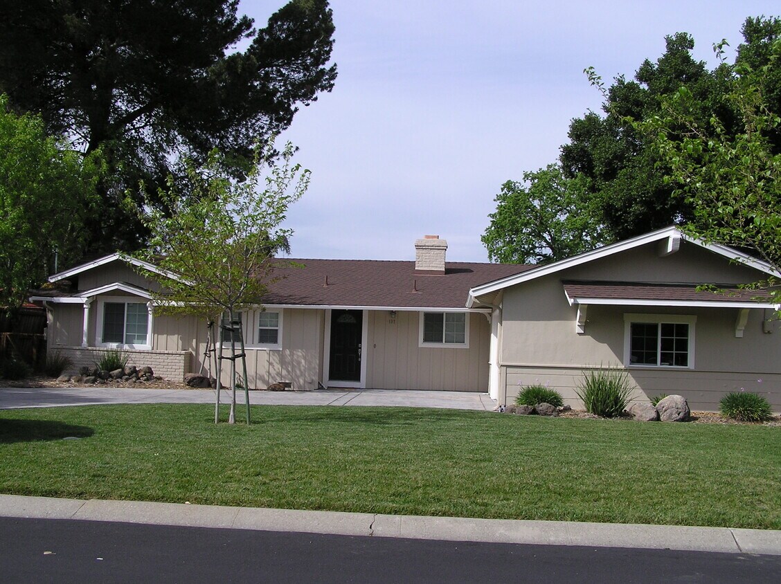 Foto principal - 197 Greenwood Cir