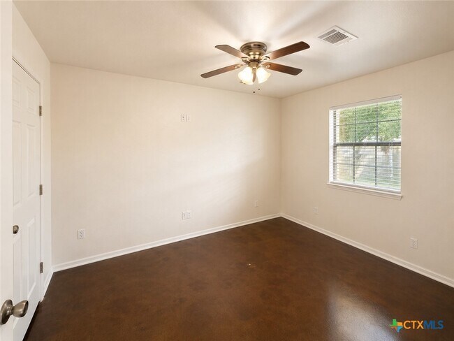 Foto del edificio - 661 W Austin St
