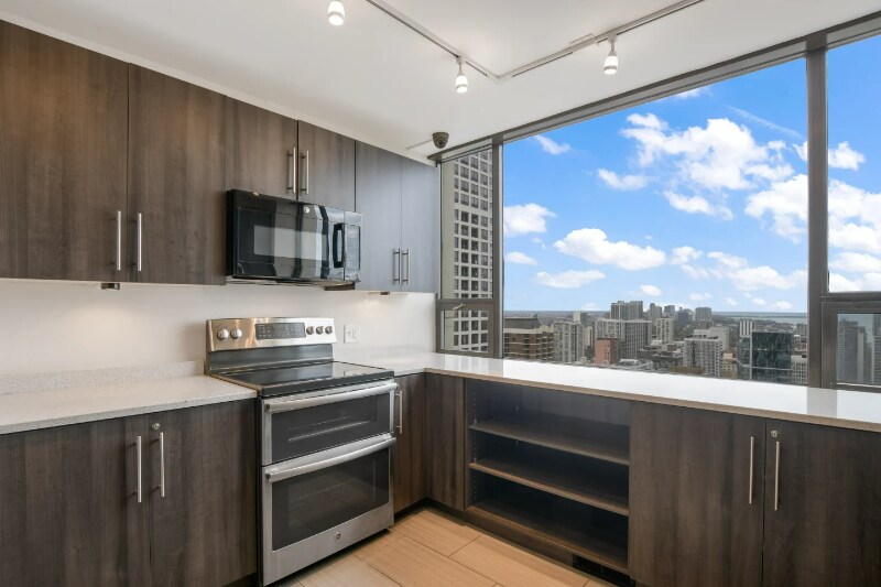 Primary Photo - 1 E Oak St