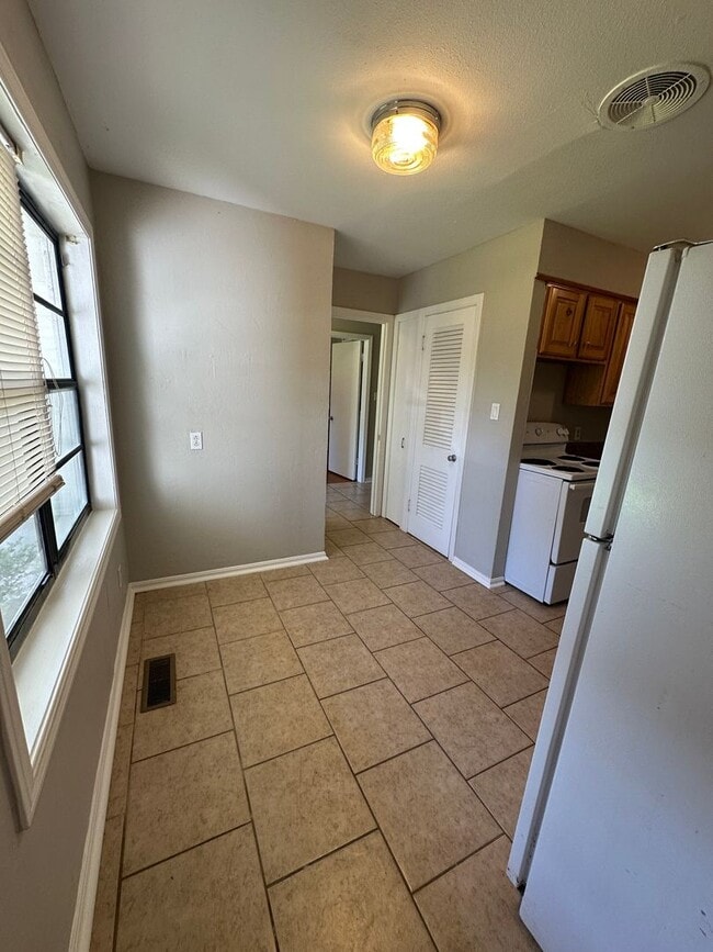 Building Photo - $1,800.00 Move-In-Special