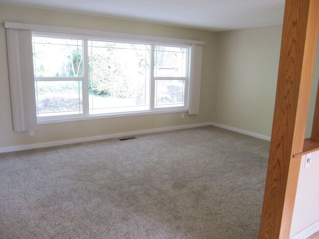 Foto del edificio - Three Bedroom Home in South Salem