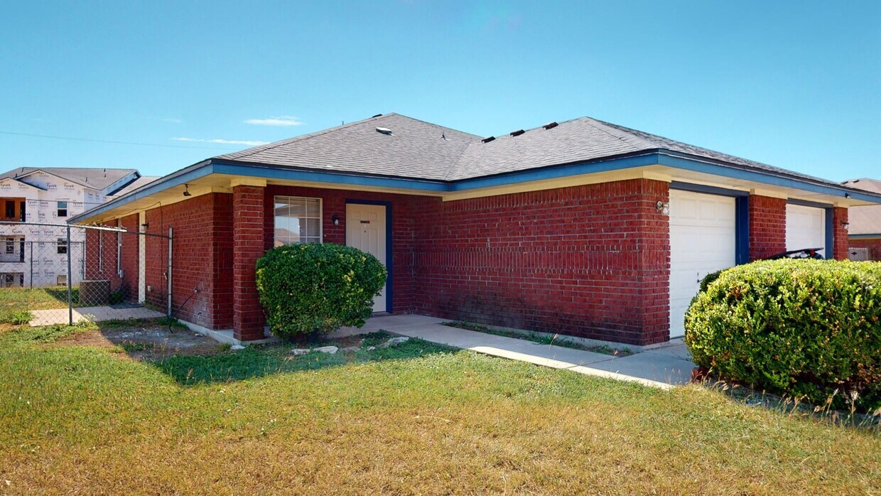 Foto principal - 2 WEEKS FREE! ALL TILE 3 BEDROOM, 2 BATH, ...