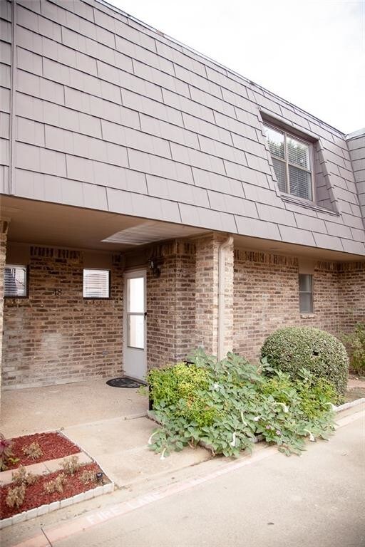 Building Photo - 207 E Harwood Rd