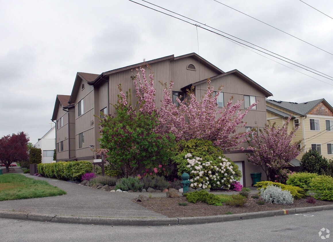 Primary Photo - North Green Lake Apartments