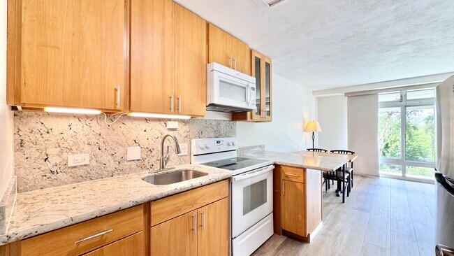 Foto del edificio - Queen Emma Gardens – Prince Tower | Studio | 1 Bath | 1 Assigned Parking