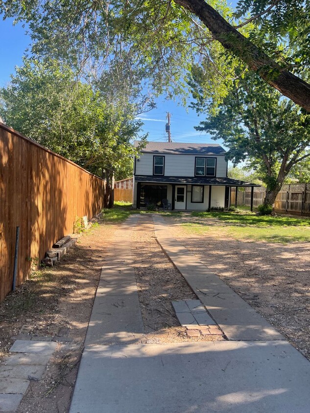 Primary Photo - Unique Farmhouse Style Near Tech, Schools,...