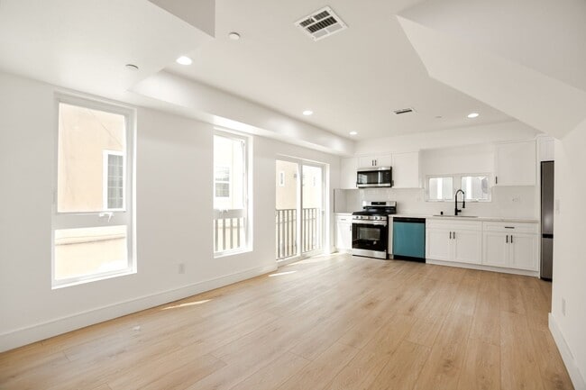 Building Photo - BRAND NEW TOWNHOUSE! One Month Free!