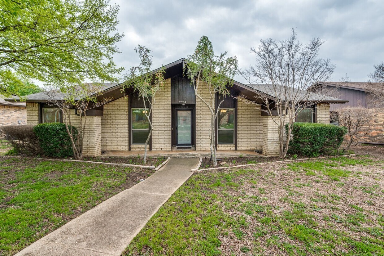 2214 Grapevine Ln, Carrollton, TX 75007 House Rental in Carrollton