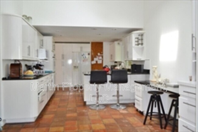 Foto del edificio - 118 Newtown Rd