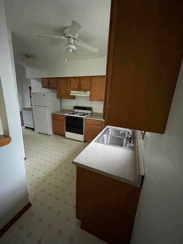 1223 Michigan Ave Unit Upper, South Milwaukee, WI 53172 1223 Michigan