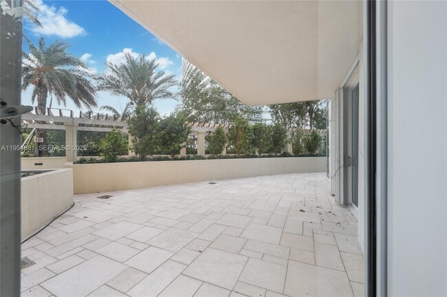 Foto del edificio - 300 South Pointe Dr