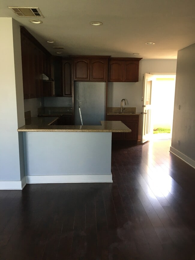 Kitchen - 10836 Mansel Ave