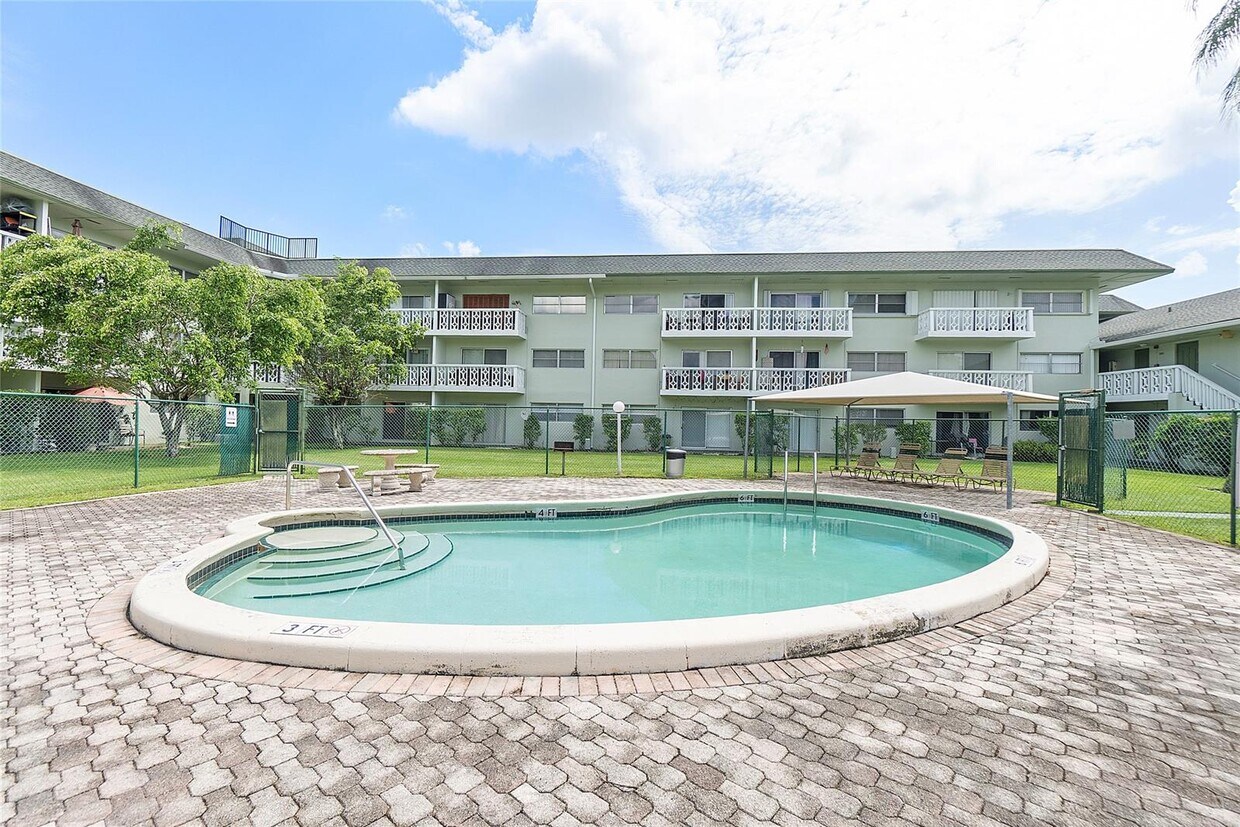 Foto del edificio - 4200 NW 3rd Ct