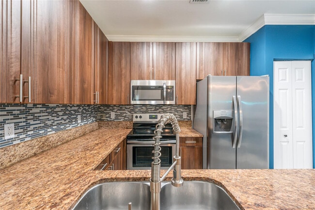 Building Photo - 422 NE 1st Ave