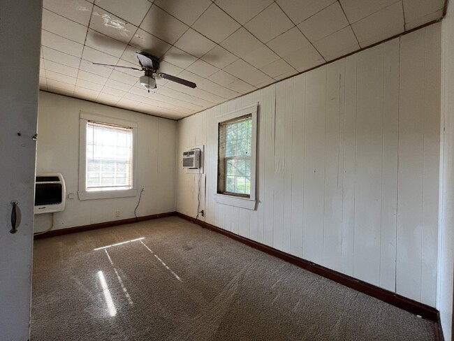 Building Photo - 1 Bedroom Upstairs Duplex