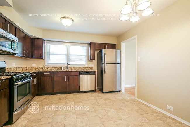 Building Photo - 10801 Kolmar Ave