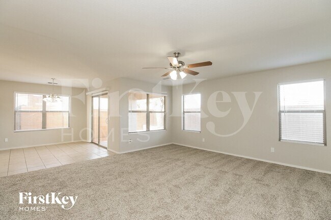 Foto del edificio - 2278 E Spruce Dr