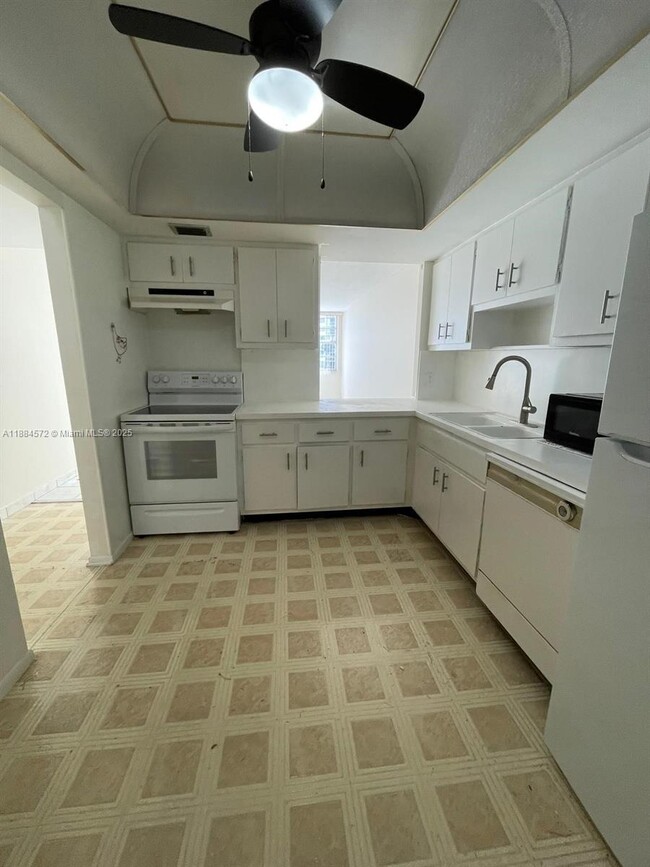 Building Photo - 1301 NE Miami Gardens Dr
