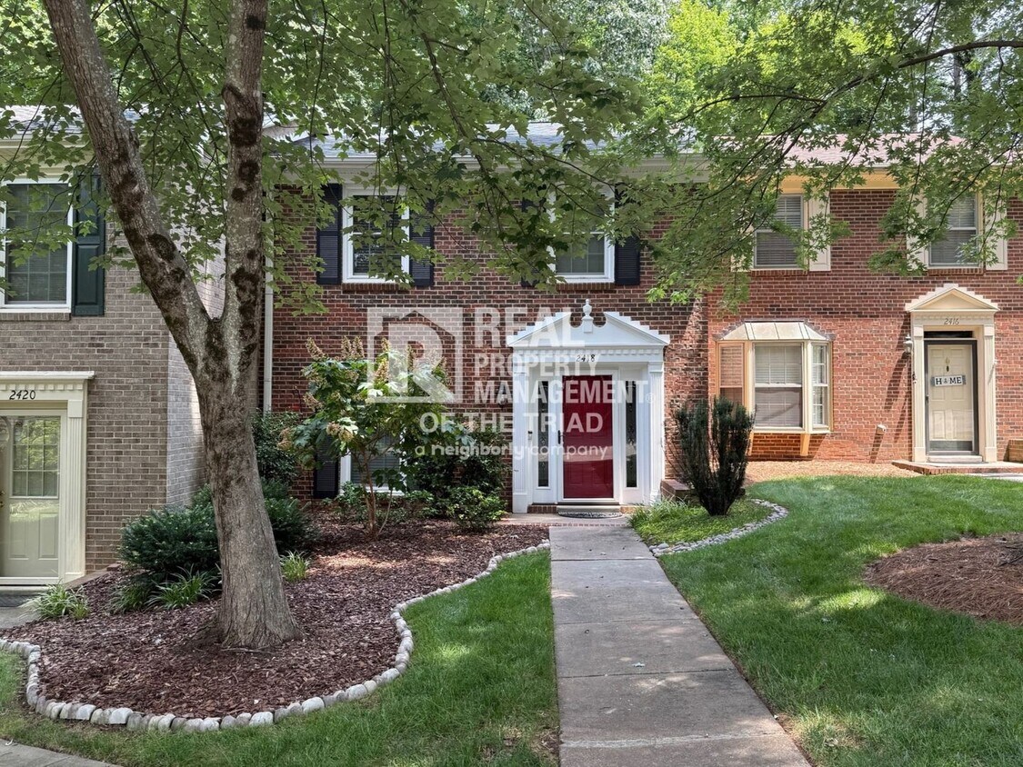 Foto principal - 3 Bedroom/ 2.5 bath Townhouse in Greensboro