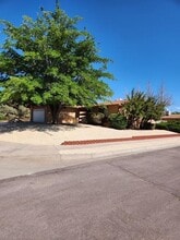 Building Photo - 618 Esquire Ct NE