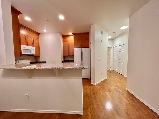 Open kitchen, great to entertain guests - 12712 Admiralty Way