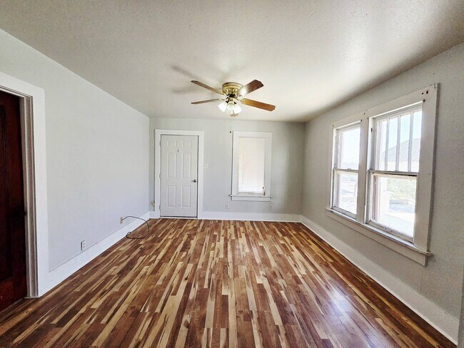 Foto del edificio - 1009 S Main St