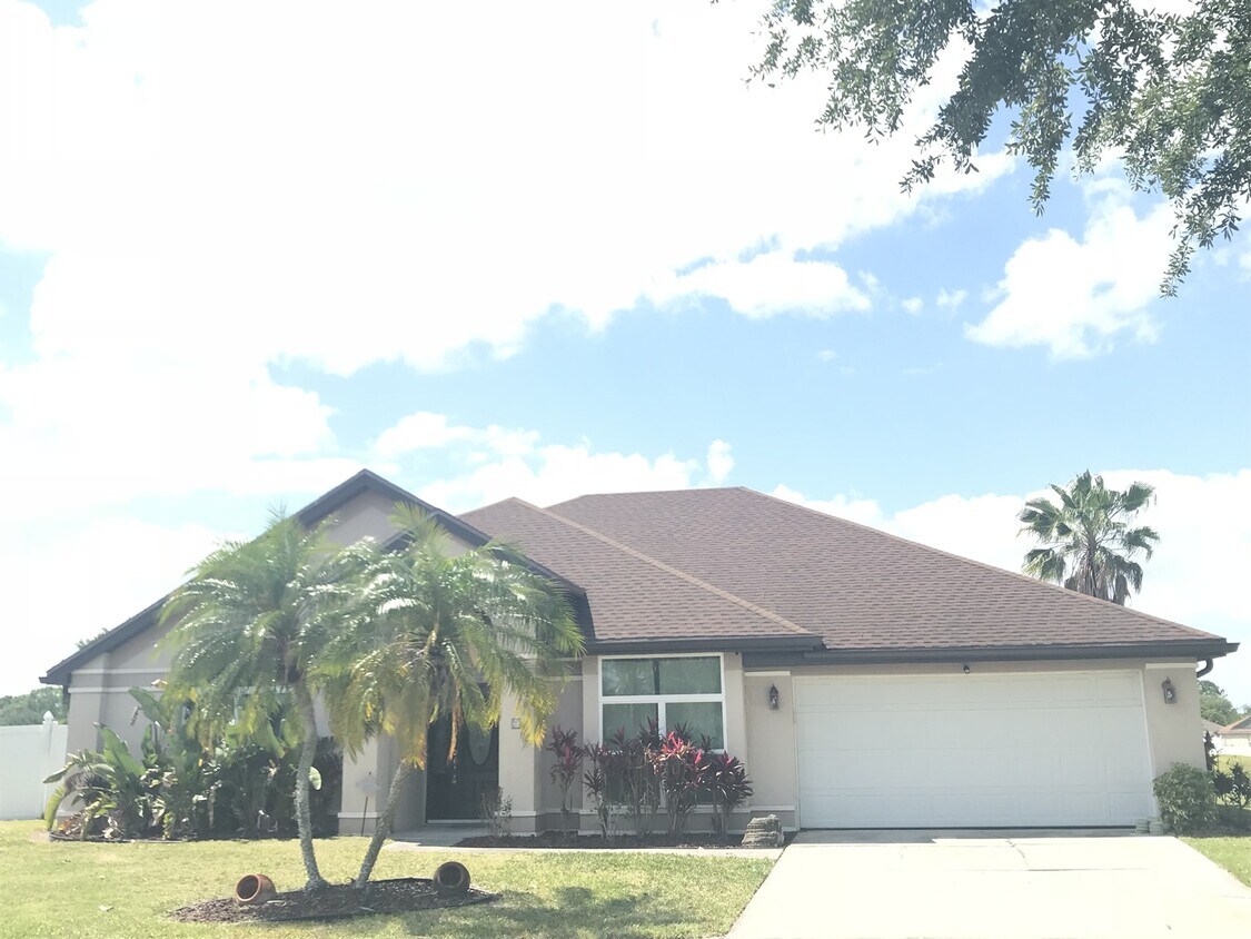 Foto principal - Waterfront Pool Home in Waterford Lakes