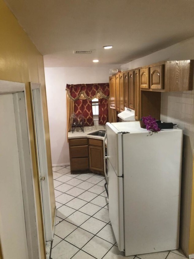 Full kitchen - 649 Sound View Ave
