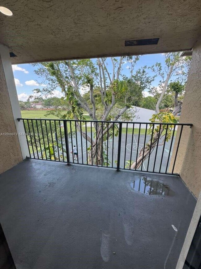 Foto del edificio - 300 Palm Cir W