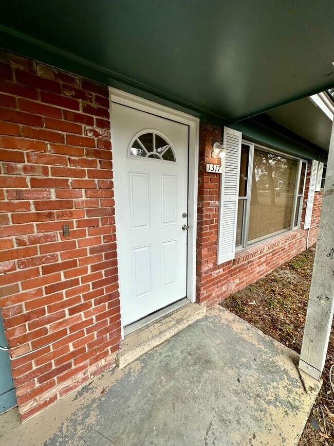 Building Photo - Charming 3-Bedroom, 1.5-Bathroom Home with Stunning Lake Views