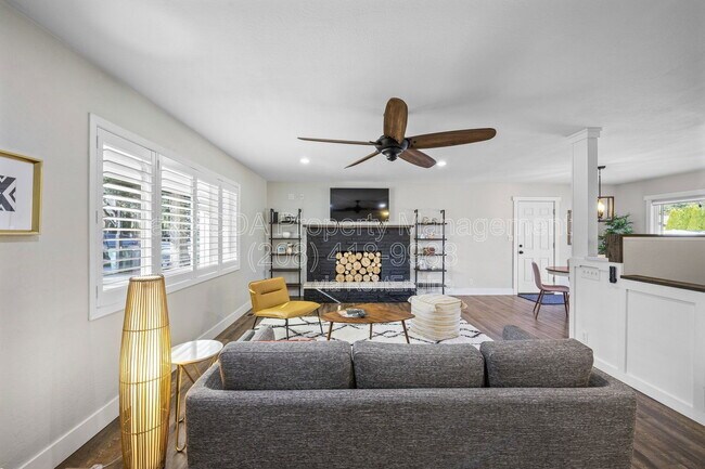 Foto del edificio - 3870 N Honeysuckle Dr