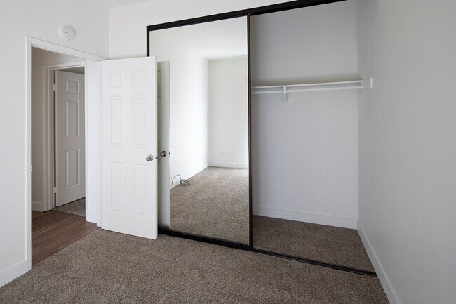 Foto del edificio - Beautiful Upstairs 2BR with a Garage Plus 1 Parking Space!