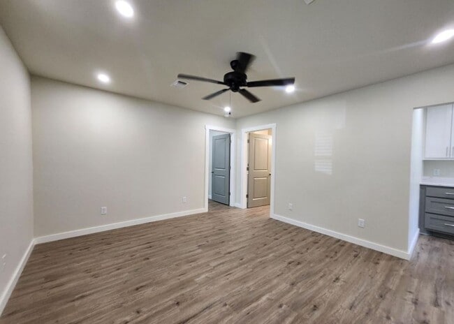 Building Photo - FOR LEASE!!