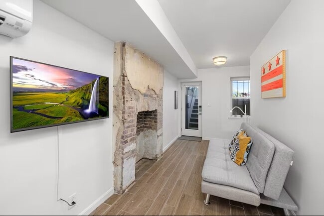 Building Photo - 619 10th St NE