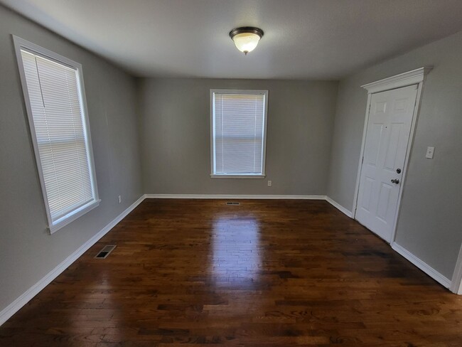 Building Photo - 3 bedroom, 1.5 bathroom house located in E...