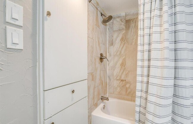 Building Photo - 10216 Regal Oaks Dr