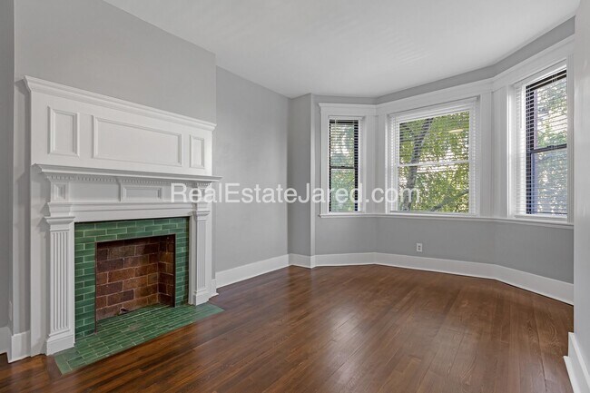 Foto del edificio - Luxury Apt for Rent on Glenville Ave, near...