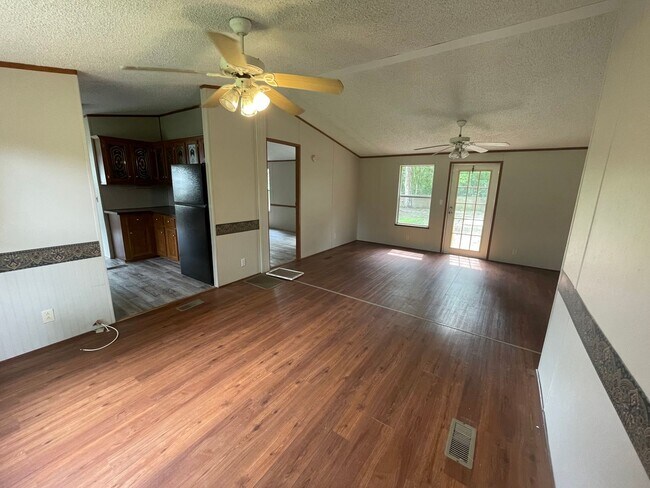 Foto del edificio - Looking for Acreage? This updated 3 bed, 2 bath home with an inside laundry room sits on 1.5 Acre...