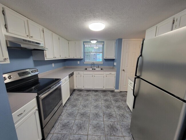 Foto del edificio - 2415 Suwanee Ln