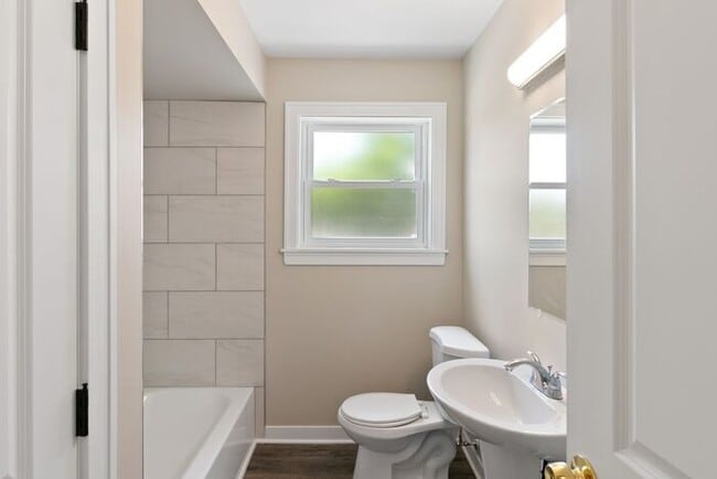 Building Photo - Spacious Remodeled Unit Accepting Section - Great Location!