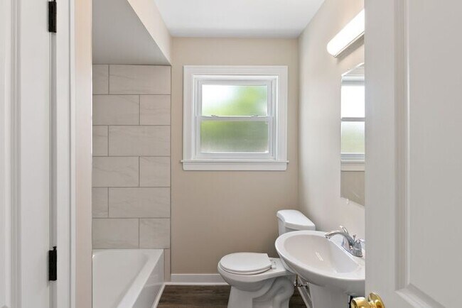 Foto del edificio - Spacious Remodeled Unit Accepting Section - Great Location!