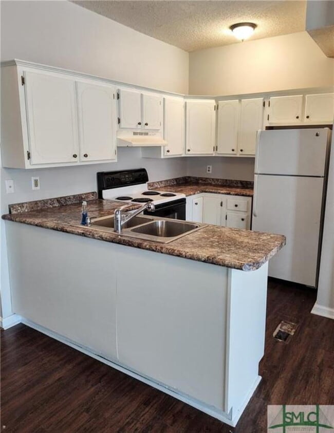 Foto del edificio - "Charming 3-Bedroom Retreat with Hardwood ...